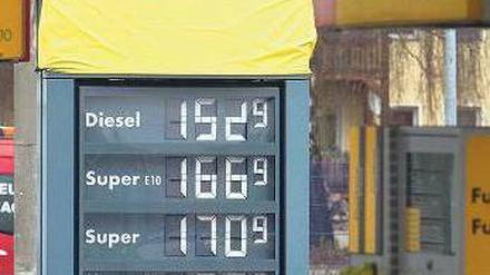 Wohin geht das noch? Autofahrer, Kartellamt und Politiker stöhnen seit langem über die Spritpreise.