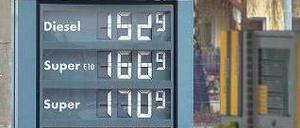 Wohin geht das noch? Autofahrer, Kartellamt und Politiker stöhnen seit langem über die Spritpreise.