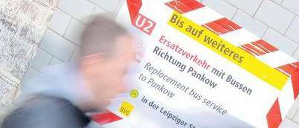Treppauf, treppab. Auch die Fahrgäste der U 1 müssen sich auf unbequeme Zeiten einrichten – bis zum Juni wird am Gleisdreieck gebaut.