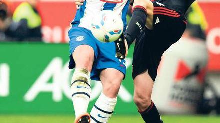 Sich Raum und Luft verschaffen. Pierre-Michel Lasogga (hier gegen den Leverkusener Kadlec) will mit Hertha an diesem Samstag gegen Kaiserslautern Platz 17 verlassen. Der Stürmer sorgt meist für Torgefahr. 
