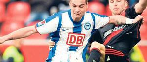 Sich Raum und Luft verschaffen. Pierre-Michel Lasogga (hier gegen den Leverkusener Kadlec) will mit Hertha an diesem Samstag gegen Kaiserslautern Platz 17 verlassen. Der Stürmer sorgt meist für Torgefahr. 