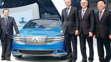 Daimler-Chef Dieter Zetsche selbst präsentierte in Peking mit den chinesischen Partnern von BYD und Daimler-Forschungsvorstand Thomas Weber das gemeinsame Elektroauto „Denza“. Foto: dpa