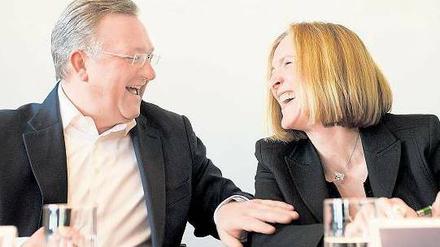Gut gelaunt in den Mai. Die amtierende Polizeipräsidentin Margarete Koppers und Innensenator Frank Henkel hoffen auf friedvolle Tage. Neu ist, dass die linke Szene in der Walpurgisnacht in Wedding demonstrieren will und nicht mehr in Prenzlauer Berg oder Friedrichshain. Begründet wird dies damit, dass die Gentrifizierung Wedding erreicht habe. Foto: Kay Nietfeld / dpa