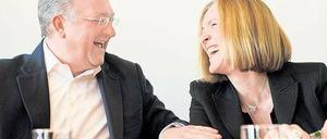 Gut gelaunt in den Mai. Die amtierende Polizeipräsidentin Margarete Koppers und Innensenator Frank Henkel hoffen auf friedvolle Tage. Neu ist, dass die linke Szene in der Walpurgisnacht in Wedding demonstrieren will und nicht mehr in Prenzlauer Berg oder Friedrichshain. Begründet wird dies damit, dass die Gentrifizierung Wedding erreicht habe. Foto: Kay Nietfeld / dpa