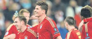 Erleichterung auf Bayerisch. Torvorbereiter Philipp Lahm (links) und Torschütze Mario Gomez (Mitte) schauen zuversichtlich aufs Rückspiel gegen Real. 