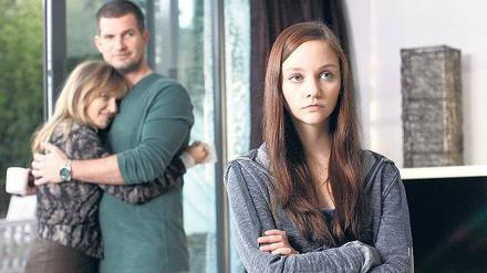 Sagt man das so? Liz (Mathilde Bundschuh, rechts) bleibt ihrer Mutter Susanne (Anica Dobra) und ihrem Lebensgefährten Andi (Simon Böer) gegenüber verschlossen. Foto: WDR