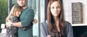 Sagt man das so? Liz (Mathilde Bundschuh, rechts) bleibt ihrer Mutter Susanne (Anica Dobra) und ihrem Lebensgefährten Andi (Simon Böer) gegenüber verschlossen. Foto: WDR