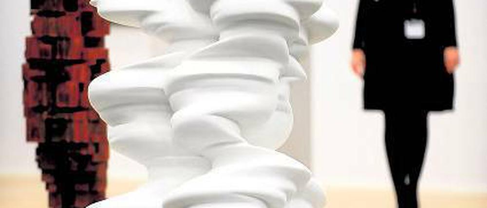 Menschenbilder. Skulpturen von Tony Cragg „wt (accurate Figure)“ und Antony Gormley „Shrive X (twisted)“ am Stand der Galerie Thaddeus Ropac. Foto: dapd/VG Bild-Kunst, 2012