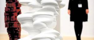 Menschenbilder. Skulpturen von Tony Cragg „wt (accurate Figure)“ und Antony Gormley „Shrive X (twisted)“ am Stand der Galerie Thaddeus Ropac. Foto: dapd/VG Bild-Kunst, 2012
