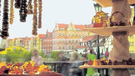 Souvenirs für jeden Geschmack – aber in Danzig müssen sie natürlich aus Bernstein sein. Die Grenzen zwischen Schmuckstück und Kitsch sind fließend. Foto: dpa