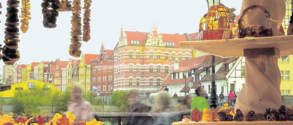 Souvenirs für jeden Geschmack – aber in Danzig müssen sie natürlich aus Bernstein sein. Die Grenzen zwischen Schmuckstück und Kitsch sind fließend. Foto: dpa