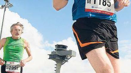 Rückenwind. Fast 4000 Sportler liefen am Sonntag über die Flughafen-Baustelle – die letzte Gelegenheit, das Gelände mit der neuen Startbahn so frei zu betreten. Foto: dapd/Bilan