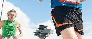 Rückenwind. Fast 4000 Sportler liefen am Sonntag über die Flughafen-Baustelle – die letzte Gelegenheit, das Gelände mit der neuen Startbahn so frei zu betreten. Foto: dapd/Bilan