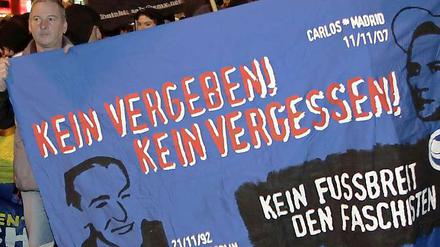 Die linke und alternative Szene erinnert Jahr für Jahr an den Hausbesetzer Silvio Meier, der am Abend des 21.November 1992 von Neonazis erstochen wurde. Jetzt wird in Friedrichshain eine Straße nach ihm benannt.
