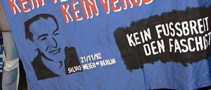 Die linke und alternative Szene erinnert Jahr für Jahr an den Hausbesetzer Silvio Meier, der am Abend des 21.November 1992 von Neonazis erstochen wurde. Jetzt wird in Friedrichshain eine Straße nach ihm benannt.