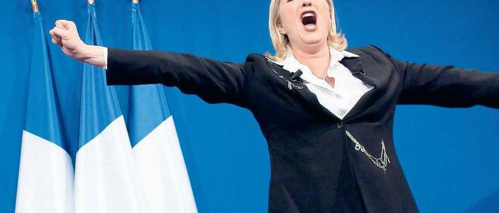 Die Überraschung des Wahlabends. Die Kandidatin der Front National, Marine Le Pen, feiert in Paris vor ihren Anhängern das starke Abschneiden der Rechtsextremen. Am 1. Mai will sie ihre Haltung zur Stichwahl zwischen dem Sozialisten François Hollande und dem Präsidenten Nicolas Sarkozy bekanntgeben. Foto: Ian Langsdon/dpa