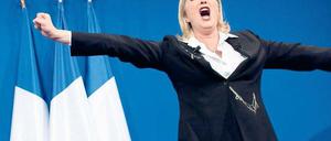Die Überraschung des Wahlabends. Die Kandidatin der Front National, Marine Le Pen, feiert in Paris vor ihren Anhängern das starke Abschneiden der Rechtsextremen. Am 1. Mai will sie ihre Haltung zur Stichwahl zwischen dem Sozialisten François Hollande und dem Präsidenten Nicolas Sarkozy bekanntgeben. Foto: Ian Langsdon/dpa