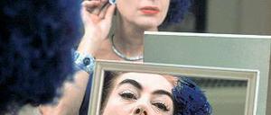 Bel Air 1959. Joan Crawford schminkt sich für ihren Film „Alle meine Träume“.