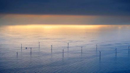 Morgenstimmung über dem Offshore-Windpark Alpha Ventus in der Nordsee, etwa 30 Kilometer vor der ostfriesischen Insel Borkum (Kreis Leer). Der Bau von Borwin 2, einem weiteren Windpark vor Borkum, verzögert sich wegen technischer Probleme um ein Jahr.