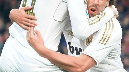 Haariger Jubel. Madrids Sergio Ramos (l.) gratuliert Sami Khedira zum 1:0. Foto: Reuters