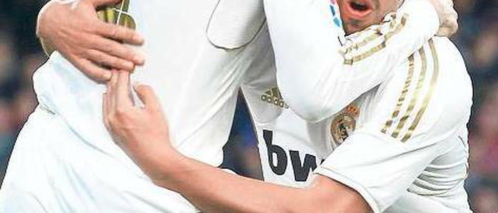 Haariger Jubel. Madrids Sergio Ramos (l.) gratuliert Sami Khedira zum 1:0. Foto: Reuters