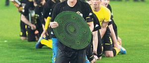 Wenn aus einer Mannschaft ein Schalentier wird. Ganz vorne Kapitän Sebastian Kehl, der Kopf von Borussias Feierraupe. Foto: dapd