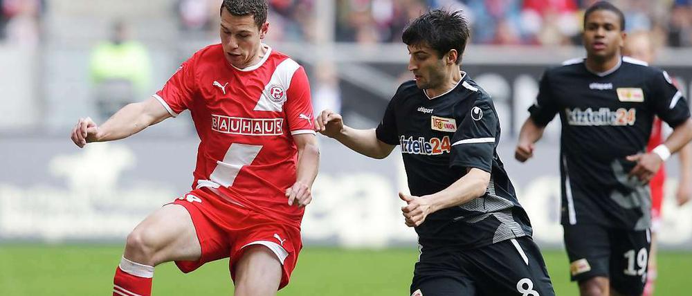 Kein Glück bei Fortuna: Düsseldorfs Thomas Bröker (l.) behauptet sich gegen Berlins Markus Karl. Chinedu Ede schaut hinterher.