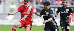 Kein Glück bei Fortuna: Düsseldorfs Thomas Bröker (l.) behauptet sich gegen Berlins Markus Karl. Chinedu Ede schaut hinterher.