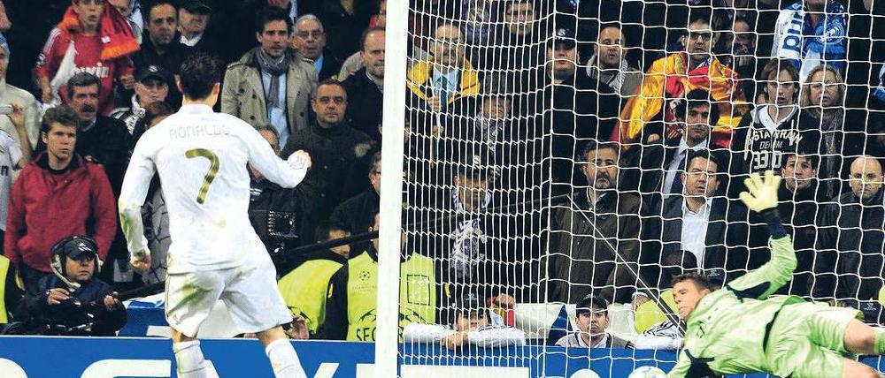 Kein zweites Mal. Aus dem Spiel heraus hatte Cristiano Ronaldo noch einen Strafstoß gegen Manuel Neuer verwandelt, im Elfmeterschießen blieb der Bayern-Torwart Sieger. Foto: AFP
