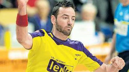 Iker Romero, 32, trägt seit Beginn der Saison das Trikot der Füchse Berlin. Zuvor war der 189-malige spanische Nationalspieler (723 Tore) unter anderem für die Spitzenklubs Ciudad Real und FC Barcelona aktiv. Mit den Katalanen gewann er 2005 und 2011 die Champions League. 2005 zählte er zum spanischen Nationalteam, das die WM gewann.