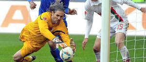 Eine der wenigen Schalker Torszenen: Torwart Simon Jentzsch fängt vor Joel Matip den Ball, rechts Augsburgs Torschütze Sebastian Langkamp.