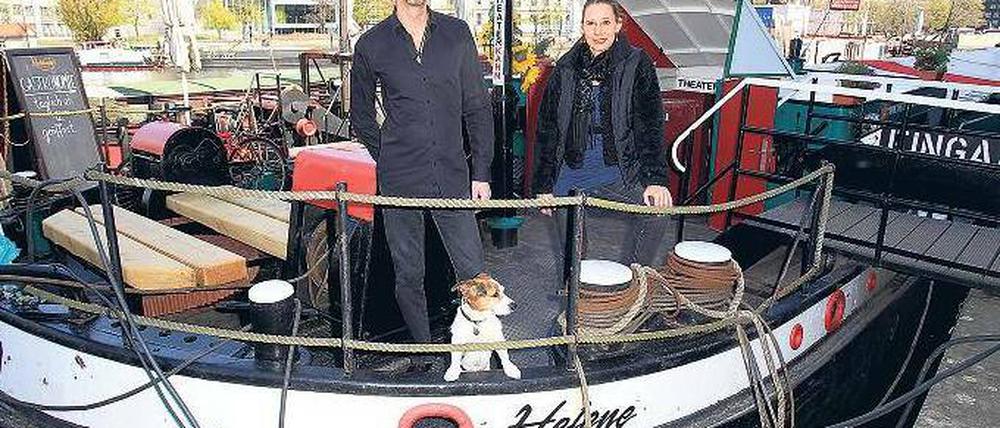 Bühne ahoi. Kino, Krimi, Kinder, Comedy, Berliner Miljöh - das sind die Sparten des von Karsten Goerlitz und Constanze Jungnickel betriebenen Theaterkahns "Helene" im Historischen Hafen