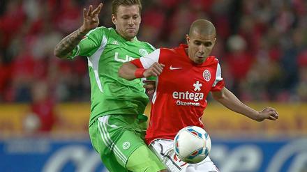 Der Mainzer Mohamed Zidan (rechts) und der Wolfsburger Marco Russ versuchen an den Ball zu kommen. Das Spiel endet mit 0:0.