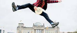 Die Scheibe ist immer mit dabei: Jan Bäss auf der Wiese vorm Reichstag.