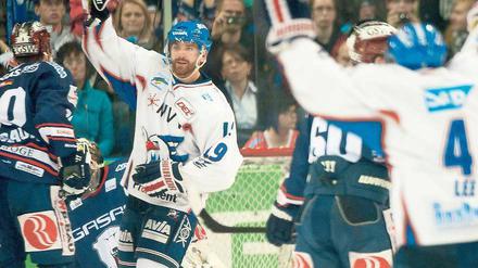 Einer geht noch. Die Mannheimer Kenneth Magowan (2.v.l.) und Christopher Lee (r.) stehen nach dem zweiten Sieg im dritten Spiel kurz vor dem Titelgewinn. Foto: dpa
