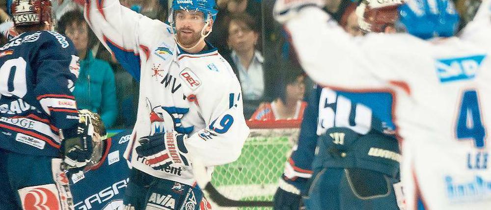 Einer geht noch. Die Mannheimer Kenneth Magowan (2.v.l.) und Christopher Lee (r.) stehen nach dem zweiten Sieg im dritten Spiel kurz vor dem Titelgewinn. Foto: dpa