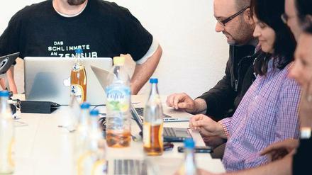 Mit Worten jonglieren. Hartmut Semken (li.) Anfang März bei der ersten Sitzung des Berliner Piraten-Landesvorstands. 