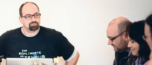 Mit Worten jonglieren. Hartmut Semken (li.) Anfang März bei der ersten Sitzung des Berliner Piraten-Landesvorstands. 
