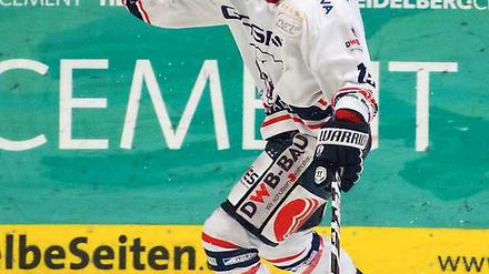Wieder im Spiel: Travis Mulock traf in der Overtime für die Eisbären zum 6:5, was das entscheidende fünfte Spiel in Berlin einbrachte.