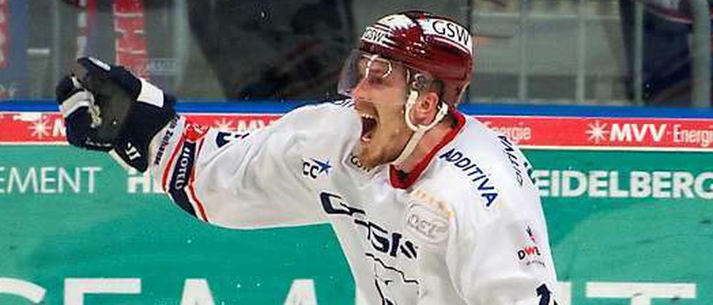 Wieder im Spiel: Travis Mulock traf in der Overtime für die Eisbären zum 6:5, was das entscheidende fünfte Spiel in Berlin einbrachte.
