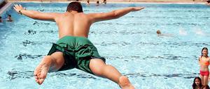 Rein ins Vergnügen. Bals kann in den Berliner Freibädern wieder geplanscht und geschwommen werden.