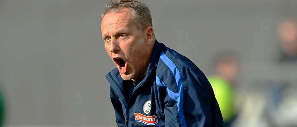 Wahnsinn am Rand: Wild gestikulierend hat Christian Streich seine Mannschaft zum Klassenerhalt geführt.