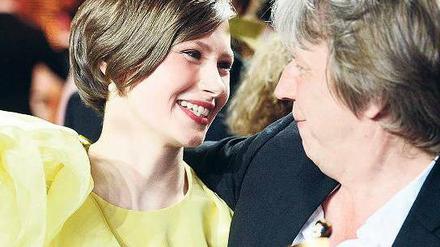  Die Lola für die beste Hauptdarstellerin bekam Alina Levshin für ihre Rolle in dem Film „Kriegerin“. Andreas Dresen freute sich gleich über zwei Preise für den besten Film und die beste Regie.