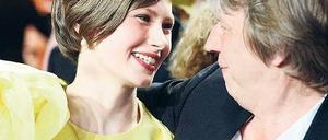  Die Lola für die beste Hauptdarstellerin bekam Alina Levshin für ihre Rolle in dem Film „Kriegerin“. Andreas Dresen freute sich gleich über zwei Preise für den besten Film und die beste Regie.