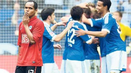 Immer noch nicht weg. Herthas Brasilianer Ronny drückt mit seiner Miene aus, was viele denken: Ohne eigenes Dazutun bekommen die Berliner noch einmal eine Chance.