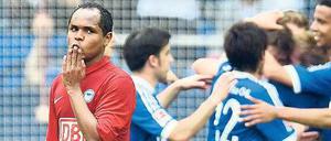Immer noch nicht weg. Herthas Brasilianer Ronny drückt mit seiner Miene aus, was viele denken: Ohne eigenes Dazutun bekommen die Berliner noch einmal eine Chance.