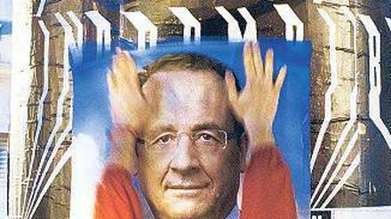 Wahlkampf im Elsass: In Mulhouse werden Plakate mit dem Konterfei des sozialistischen Präsidentschaftskandidaten François Hollande geklebt. 