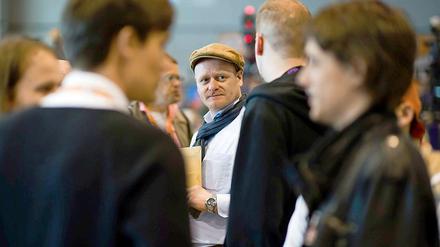 Der neu gewählte Vorsitzende Bernd Schlömer im Gespräch mit Parteikollegen. Kann die Partei von ihm bahnbrechende programmatische Impulse erwarten? 