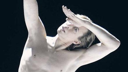Präzise und präsent. Vladimir Malakhov in Marco Goeckes „And the Sky on That Cloudy Old Day“. Foto: Joachim Fieguth