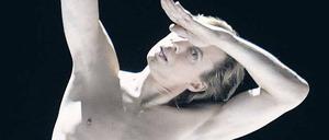 Präzise und präsent. Vladimir Malakhov in Marco Goeckes „And the Sky on That Cloudy Old Day“. Foto: Joachim Fieguth